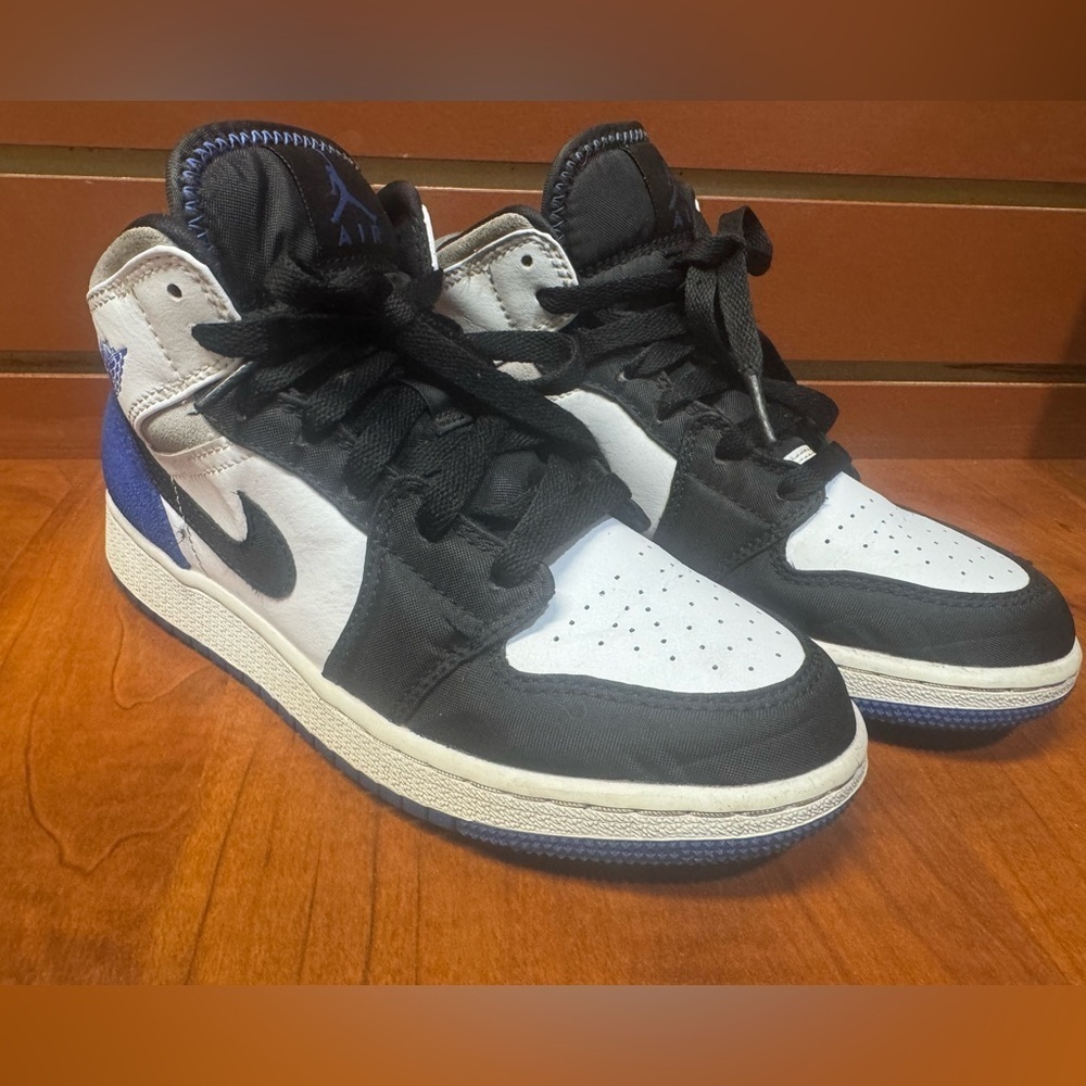 Jordan Men's Black, White, and Blue Sneakers
